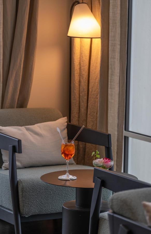 Hotel De La 4*