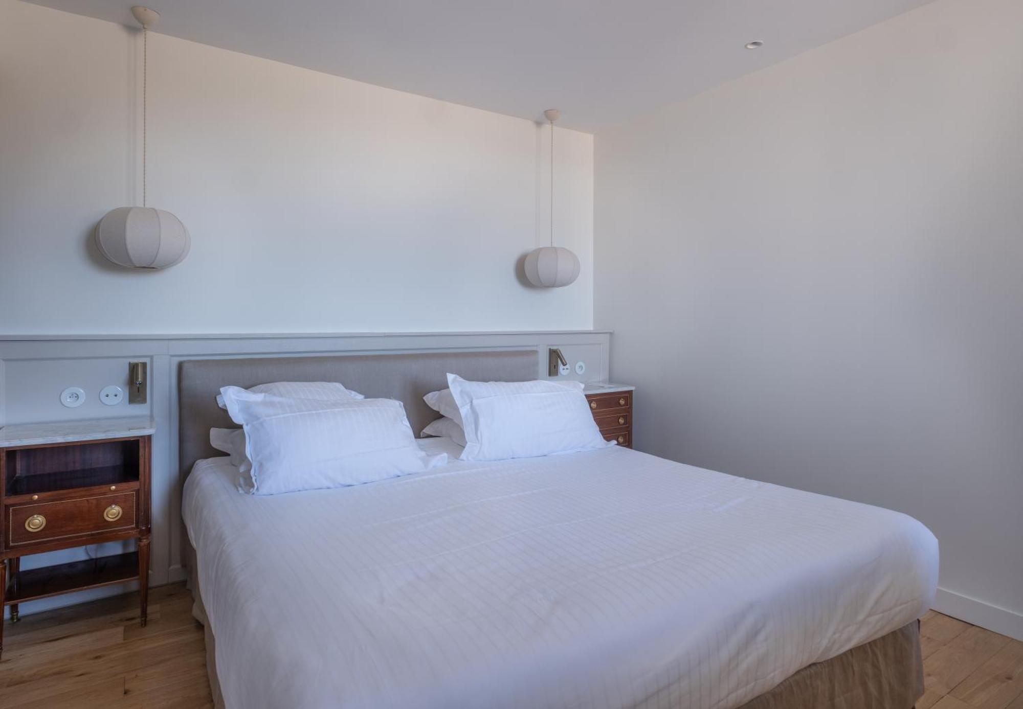 Hotel De La 4*